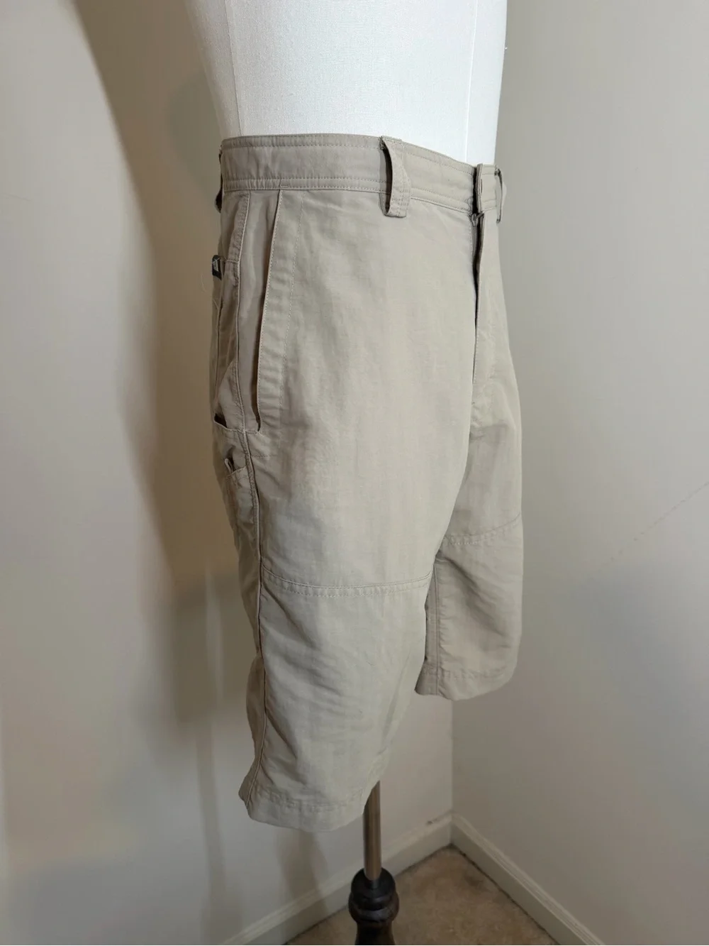 The North Face Men’s Outdoor Beige -SZ 34- 100% Nylon Hiking Cargo Shorts
